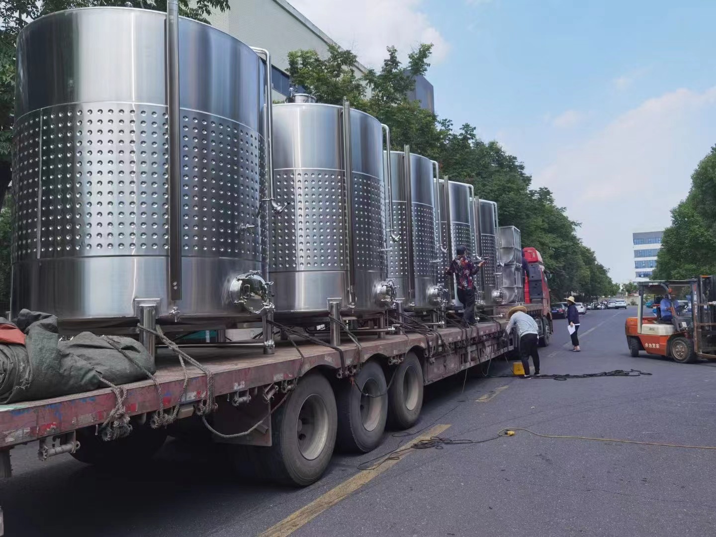 山東濰坊市安丘市的一車果酒設(shè)備已發(fā)出！